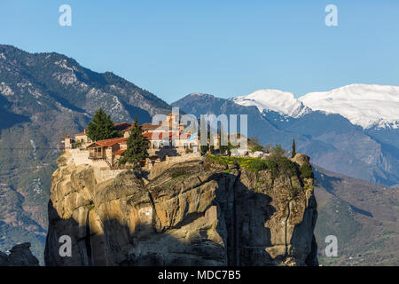 Blick auf das Kloster der Heiligen Dreifaltigkeit in Meteora, Griechenland Stockfoto