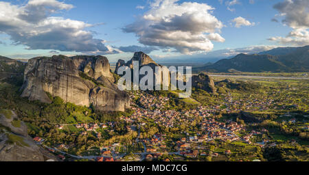 Schöne Antenne abend Panorama von Meteora Felsen Säulen und Stadt von Kastraki in Zentral Griechenland Stockfoto