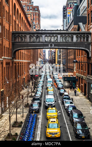 New York City, New York, Januar 2018, die Sky Bridge der West 15th Street zwischen zwei Gebäuden über einem der Downtown Manhattan Street Stockfoto