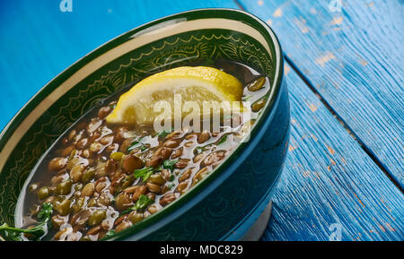 Palak Ki Daal Dhaba Stil, Linsen mit Spinat gekocht, Indische Küche Stockfoto