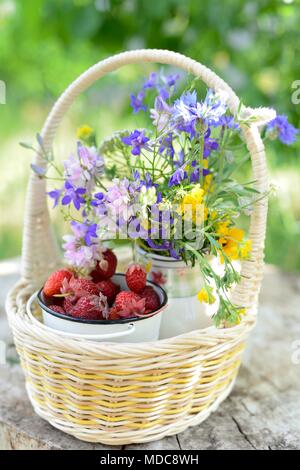 Still-Leben im Freien: einen Korb mit Erdbeeren und Marmelade Stockfoto