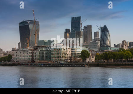 Ufer der Themse und London Wolkenkratzer in der City von London im Sonnenaufgang Stockfoto