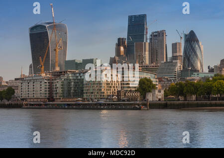 Ufer der Themse und London Wolkenkratzer in der City von London in den Sonnenaufgang. Stockfoto