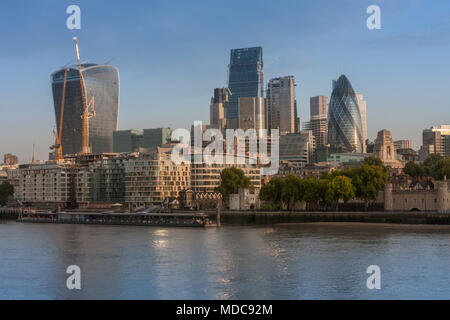 Hames Embankment und London Wolkenkratzer in der City von London im Sonnenaufgang Stockfoto