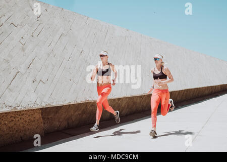 Zwei Läuferinnen nebeneinander laufen Stockfoto