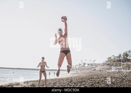 Weibliche Beach-Volleyball-Spieler Stockfoto