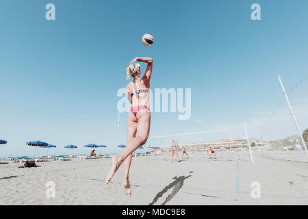 Beach Volley Spieler in Aktion, Los Cristianos, Teneriffa, Spanien Stockfoto