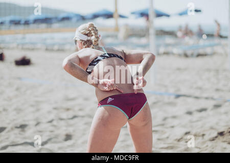 Beach Volley Spieler im Match, Los Cristianos, Teneriffa, Spanien Stockfoto