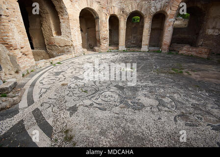 Mosaik in römischen Hof, Ostia Antica, Italien. Stockfoto