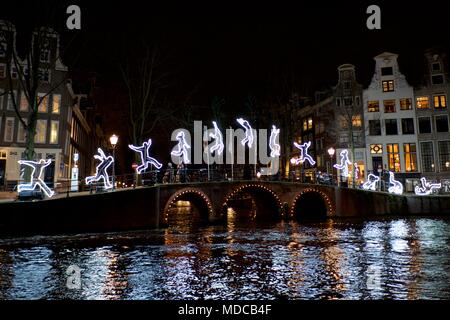 Amsterdam/Niederlande - 14. Dezember 2015: Beleuchtete Dekorationen in der Stadt Amsterdam während der jährlichen Amsterdam Lights Festival. Stockfoto