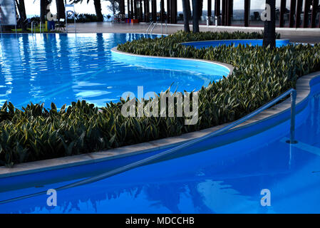 Schönen blauen Pool im Luxus Hotel in Funchal mit Blick auf den Atlantik auf der Insel Madeira Stockfoto