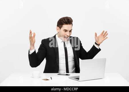 Business Konzept: Porträt überrascht Geschäftsmann in schwarzen Anzug an Kamera schaut. Vorderansicht. Isolierte grauer Hintergrund Stockfoto