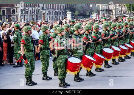 Mexiko-Stadt,Mexikanisch,Hispanic,historisches Zentrum,Plaza de la Constitucion Constitution Zocalo,Fahnenabsenkungszeremonie,Mann Männer männlich,Frau weiblich wome Stockfoto