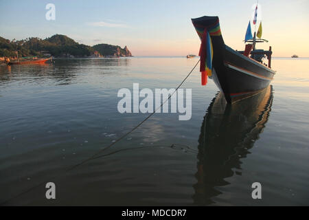 Traditionelle thailändische Fischerboot günstig in der Nähe des Strandes, der chalok Bann Kao, Koh Tao, Thailand. Stockfoto