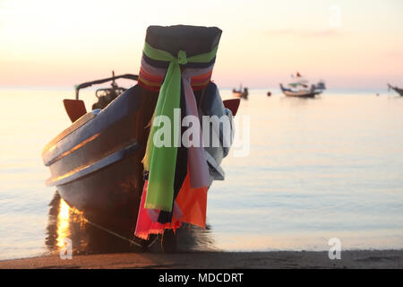 Traditionelle thailändische Fischerboot vertäut am Wasser bei Sonnenuntergang, Sariee Beach, Koh Tao, Thailand. Stockfoto