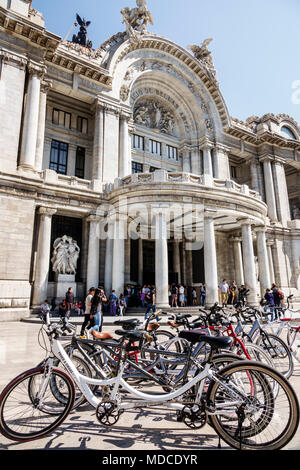 Mexiko-Stadt, Mexikanisch, Hispanic, historisches Zentrum, Palacio de Bellas Artes, Palast der Schönen Künste, Kulturzentrum, Fassade, Außenansicht, Fahrradfahrrad Stockfoto