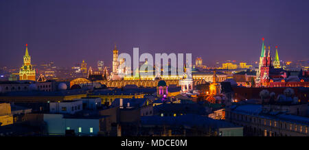 Moskau, Russland. Luftaufnahme von beliebten Sehenswürdigkeiten - Kreml, Basilius Kathedrale und andere - in Moskau, Russland in der Nacht Horizontal Stockfoto