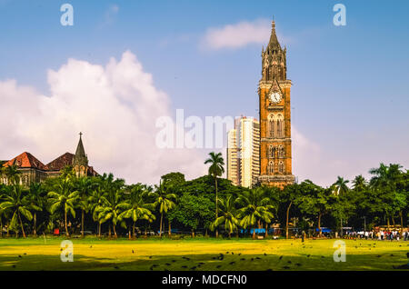 Der rajabai Uhrenturm ist ein Clock Tower im Süden von Mumbai, Indien. Es ist in der Nähe des Oval Maidan und Bombay High Court Stockfoto