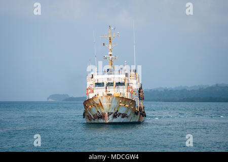 Alten rostigen überfüllten Fähre, Segeln zwischen den Inseln in der Bucht von Santiago de Cuba auf den südlichen Teil der Insel Stockfoto