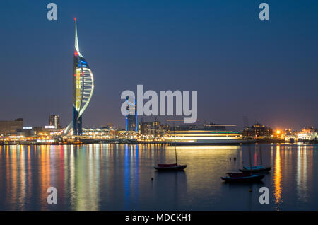 Eine lange Belichtung Night Shot von Portsmouth Harbour mit wenigen Boote im Vordergrund, unscharfer Form eines vorbeifahrenden Fähre und beleuchtete Spinnaker Tower. Stockfoto