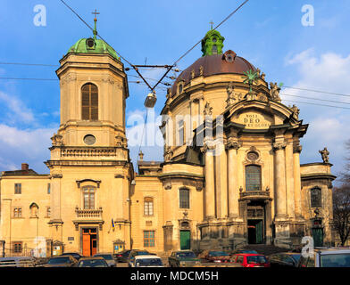 Lviv, Lviv Oblast / Ukraine - 2010/04/12: Historisches Stadtzentrum von Lviv, Altstadt und Museumsplatz mit Dominikanerkirche und Kloster Stockfoto