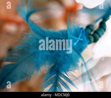 Federn hängen von einem dreamcatcher. Stockfoto