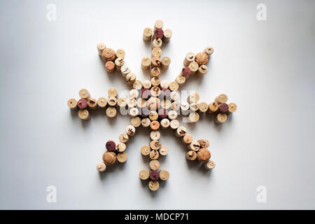 Weinkorken Schneeflocke abstrakte Komposition auf weißem Hintergrund aus einem hohen Winkel anzeigen isoliert Stockfoto