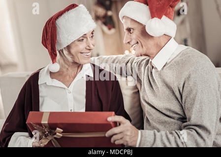 Paar feiert das neue Jahr Stockfoto