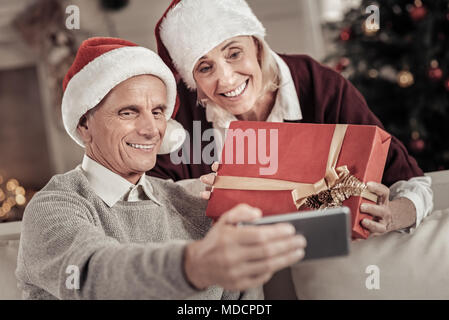 Moderne Rentner tun selfie Foto Stockfoto