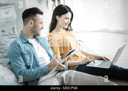 Glückliche zwei Studenten Essay Stockfoto