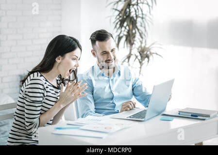 Freudige zwei Kollegen gute Nachrichten empfangen Stockfoto
