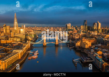 London, England - Panoramablick auf die Antenne auf die Skyline von London einschließlich der berühmten Tower Bridge mit roten Doppeldeckerbus, der Tower von London, Wolkenkratzer von Ba Stockfoto