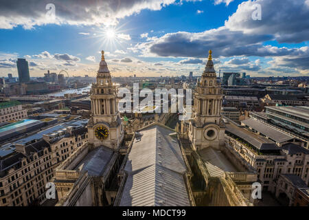 London, Vereinigtes Königreich - Luftbild Panoramablick auf London mit St. Paul's Cathedral bei Sonnenuntergang mit erstaunlichen Himmel und Wolken Stockfoto