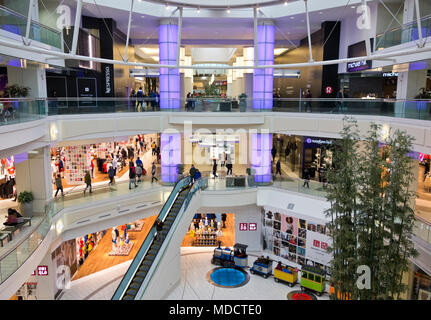 Metropolis in Metrotown Shopping Mall in Burnaby, BC, Kanada. Innen ein großes Einkaufszentrum in der Metro Vancouver. Stockfoto