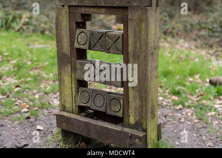 Aus Holz geschnitzte Spiel von Nullen und Kreuze in ein Kinderspielplatz am Dunstable Downs, Hertfordshire GROSSBRITANNIEN Stockfoto