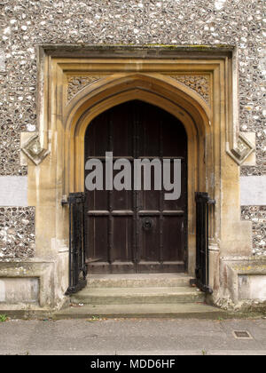 Hölzerne Tür bei Abbey Vereinigte Reformierte Kirche in Romsey, Hampshire, Ger; Land, Großbritannien Stockfoto