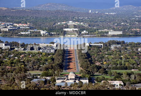 Panoramablick von Canberra tagsüber vom Mount Ainslie mit dem Australian War Memorial, Lake Burley Griffin, Molonglo River, alte Pa Stockfoto