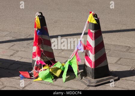 Reflektor Leitkegel mit bunten Fahnen auf der Straße (Kunming, Yunnan, China) Stockfoto