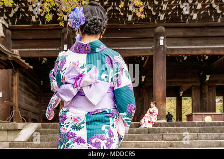 Mädchen in traditioneller Kleidung am Eingang des Chion-In Tempel in Kyoto, Japan Stockfoto