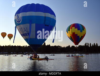 Canberra, Australien - 11. März 2018. Kajakfahrer beobachten große bunte Heißluftballons am Lake Burley Griffin, als Teil des Ballons spektakuläre Fest Stockfoto