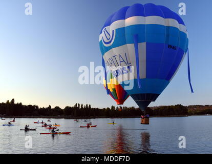 Canberra, Australien - 11. März 2018. Kajakfahrer beobachten große bunte Heißluftballons am Lake Burley Griffin, als Teil des Ballons spektakuläre Fest Stockfoto