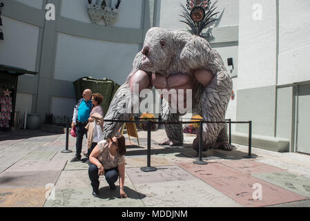 HOLLYWOOD - 16. April 2018: Random unbekannter Menschen und Touristen in den Straßen der Stadt von Hollywood, CA. Stockfoto