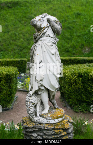 Zolchiv, Ukraine - 2. Mai 2017: Alte zerstörte Statue von Frauen ohne Kopf in den Garten des Schlosses in Zolochiv, Ukraine Stockfoto