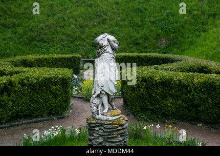 Zolchiv, Ukraine - 2. Mai 2017: Alte zerstörte Statue von Frauen ohne Kopf in den Garten des Schlosses in Zolochiv, Ukraine Stockfoto