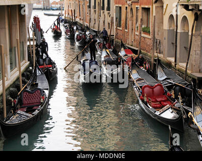 Blick auf die venezianischen Kanal mit gondoliere warten auf Touristen, Italien Stockfoto