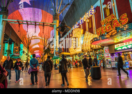 Fremont Street mit vielen Neonröhren und Touristen in Las Vegas Stockfoto