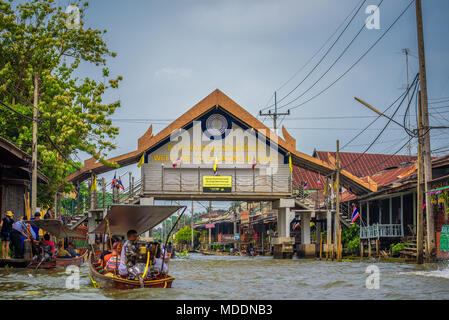 Eingangstor zum berühmten schwimmenden Markt in Thailand Stockfoto