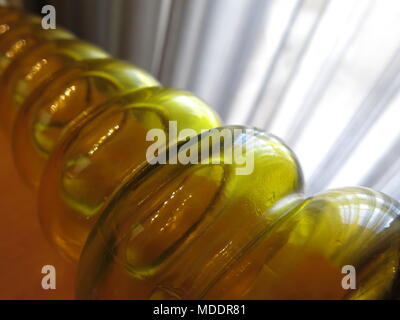 Gebogene Zierflasche. Stockfoto