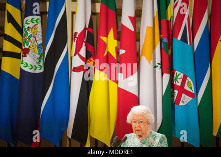 Queen Elizabeth II liefert eine Rede während der feierlichen Eröffnung der Tagung der Regierungschefs des Commonwealth in den Ballsaal des Buckingham Palace in London. Stockfoto