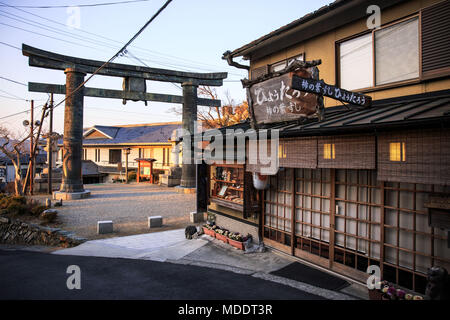 Yoshino, Japan - 18. Februar 2018: Die kleine Stadt im Japanischen Restaurant neben einem kleinen Nachbarschaft Schrein Stockfoto